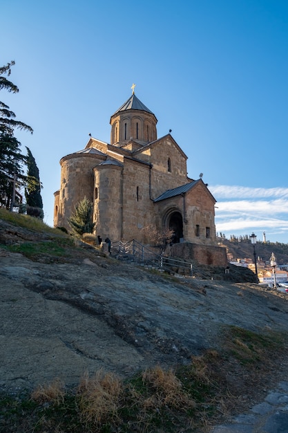 Bekijk de Metekhi-kerk in de ochtend boven de Kura-rivier in Tbilisi, Georgië