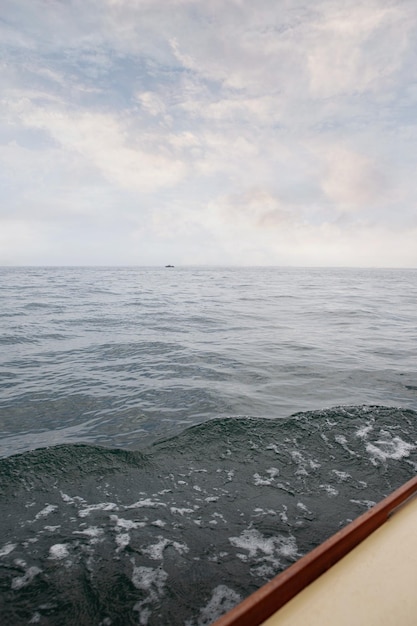 Bekijk de oceaan vanaf het dek van een boot