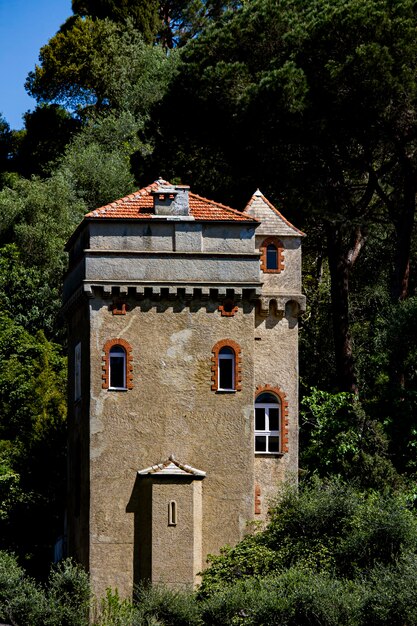 Bekijk de oude toren op een heuvel in Portofino, Italië