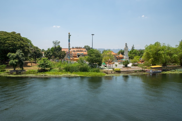 Bekijk de rivier de Kwai naar de Kuan Yin-tempel