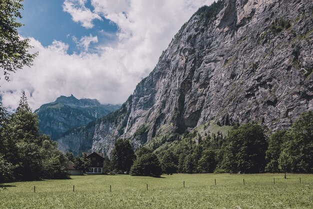 Bekijk de vallei van de watervallen in de stad lauterbrunnen, zwitserland, europa. zomerlandschap, zonneschijn, dramatische blauwe lucht en zonnige dag