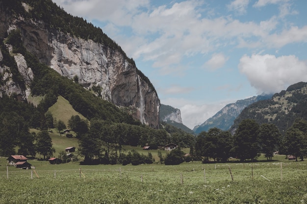 Bekijk de vallei van de watervallen in de stad Lauterbrunnen, Zwitserland, Europa. Zomerlandschap, zonnig weer, dramatische blauwe lucht en zonnige dag