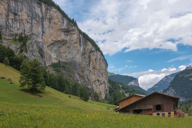 Bekijk de vallei van de watervallen in de stad Lauterbrunnen, Zwitserland, Europa. Zomerlandschap, zonnig weer, dramatische blauwe lucht en zonnige dag