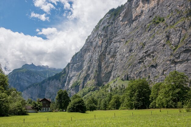 Bekijk de vallei van de watervallen in de stad Lauterbrunnen, Zwitserland, Europa. Zomerlandschap, zonnig weer, dramatische blauwe lucht en zonnige dag