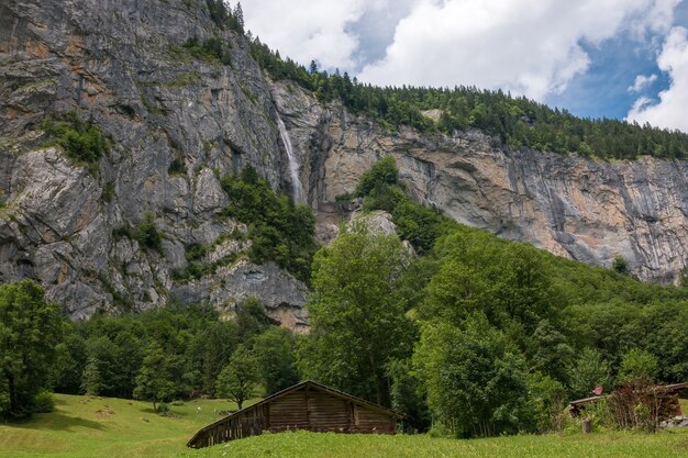 Bekijk de vallei van de watervallen in het nationaal park van de stad Lauterbrunnen, Zwitserland, Europa. Zomerlandschap, zonneschijn, dramatische blauwe lucht en zonnige dag