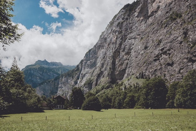 Bekijk de vallei van de watervallen in het nationaal park van de stad lauterbrunnen, zwitserland, europa. zomerlandschap, zonnig weer, dramatische blauwe lucht en zonnige dag