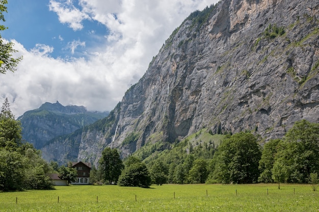 Bekijk de vallei van de watervallen in het nationaal park van de stad Lauterbrunnen, Zwitserland, Europa. Zomerlandschap, zonnig weer, dramatische blauwe lucht en zonnige dag