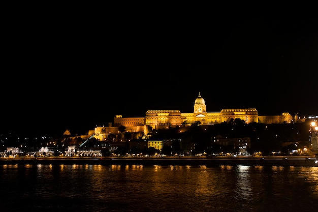 Bekijk het landschap en het stadsbeeld van de oude stad en het Hongaarse parlement met de Donaudelta en de Buda-kettingbrug in de nacht in Boedapest, Hongarije