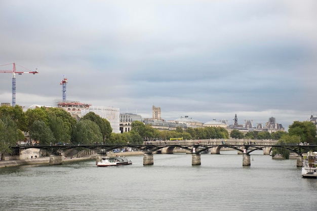 Bekijk het landschap en het stadsbeeld van de stad parijs met riviercruises die zeilen in de rivier de seine in parijs, frankrijk