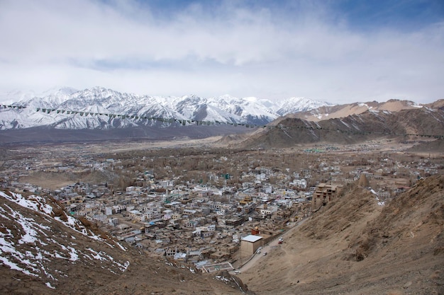 Bekijk het landschap en het stadsbeeld van Leh Ladakh Village met hoge bergketen vanuit de Tsemo Maitreya-tempel of het Namgyal Tsemo-klooster tijdens het winterseizoen in Jammu en Kasjmir, India