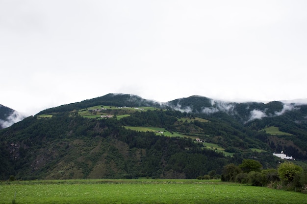 Bekijk het landschap van berg- en grasveld naast de weg tussen ga naar de otztal-alpen in de stad Schnals in Bolzano, Oostenrijk