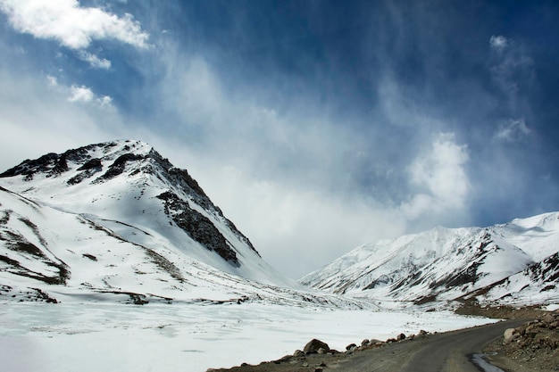 Bekijk het landschap van de Himalaya-bergen op Keylong Leh Road Leh Manali Highway tussen brengen reizigers naar Leh Ladakh terwijl het winterseizoen in Jammu en Kasjmir, India