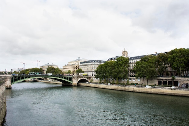 Bekijk het landschap van de stad Parijs aan de rivieroever van de rivier de Seine en de prefectuur de politie en het theater de la Villewith verkeersweg op 6 september 2017 in Parijs Frankrijk