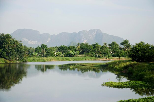 Bekijk het landschap van de vislift en de duiknetmachine in het kanaal bij het vissersdorp Ban Pak Pra en de Khao Oktalu Mountain of The Hole Mountain in de provincie Phatthalung in het zuiden van Thailand