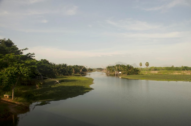 Bekijk het landschap van de vislift en de duiknetmachine in het kanaal in het vissersdorp Ban Pak Pra in de provincie Phattalung in het zuiden van Thailand