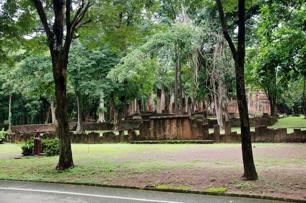 Bekijk het landschap van het Boeddhabeeld in Wat Phra Non in het oude gebouw en de ruïnes van de stad Kamphaeng Phet Historical Park is een archeologische vindplaats en het Aranyik-gebied in Kamphaeng Phet, Thailand