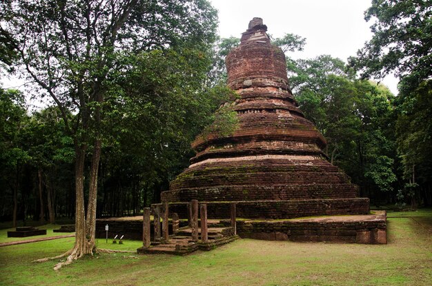 Bekijk het landschap van het Boeddhabeeld in Wat Phra Non in het oude gebouw en de ruïnes van de stad Kamphaeng Phet Historical Park is een archeologische vindplaats en het Aranyik-gebied in Kamphaeng Phet, Thailand