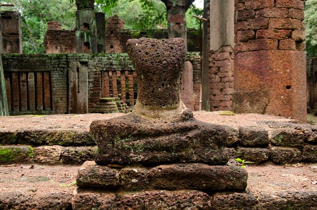 Bekijk het landschap van het Boeddhabeeld in Wat Phra Non in het oude gebouw en de ruïnes van de stad Kamphaeng Phet Historical Park is een archeologische vindplaats en het Aranyik-gebied in Kamphaeng Phet, Thailand