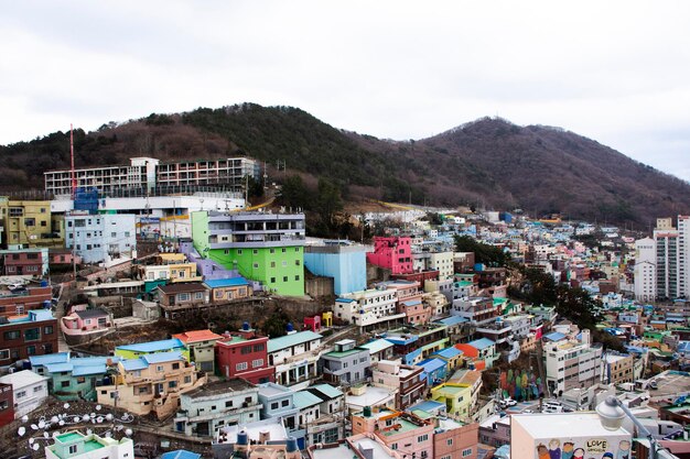 Bekijk het landschapslandschap van Gamcheon Culture Village en het kleurrijke rijtjeshuis of Santorini van de stad Pusan voor Koreaanse mensen die buitenlandse reizigers bezoeken op 18 februari 2023 in Busan, Zuid-Korea