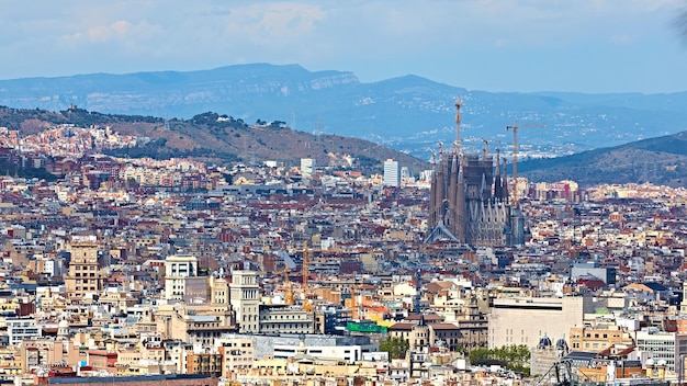 Bekijk hierboven op Barcelona vanaf de heuvel Montjuic. Sagrada Família-kathedraal.