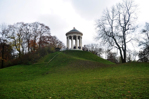 Bekijk landschap boom plant en vintage paviljoen van Leopold park tuin publiek in herfst herfst seizoensgebonden voor Duitse mensen en buitenlandse reizigers reizen bezoek rust ontspannen in de stad München in Beieren Duitsland