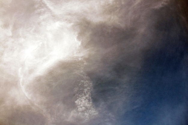 Bekijk landschap donkere cloudscape van lucht en prachtige storm regenende wolken overdag op nonthaburi platteland landelijk van bangkok stad in thailand