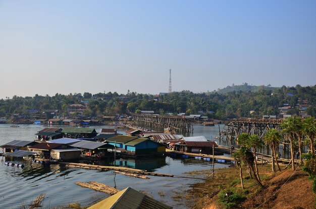 Bekijk landschap drijvend dorp en vlotten hotel resort met Saphan Mon of Uttamanusorn brug voor Thaise mensen buitenlandse reizigers reizen bezoeken en rusten ontspannen in Sangkhla Buri in Kanchanaburi Thailand