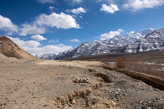 Bekijk landschap hoge bergketen en Sindhu of Indus rivier op Leh Manali en Srinagar Leh Highway tijdens het winterseizoen in Leh Ladakh in Jammu en Kasjmir, India