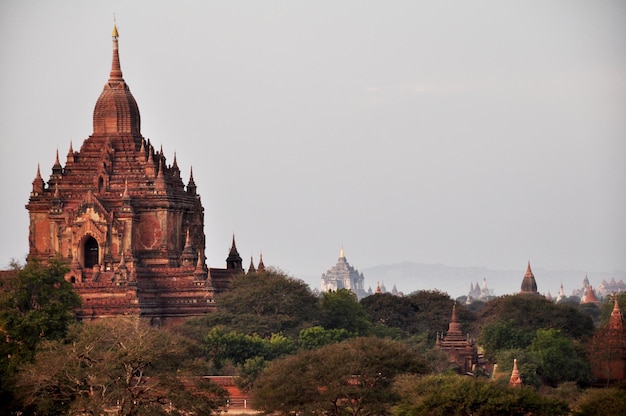 Bekijk landschap met silhouet chedi stoepa van bagan of pagan oude stad en unesco world heritage site met meer dan 2000 pagodes en tempels avondschemering schemertijd in mandalay van myanmar of birma