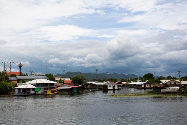 Bekijk landschap Si Sawat rivier en het leven van Thaise mensen in de Khwae Yai rivier in Kanchanaburi Thailand