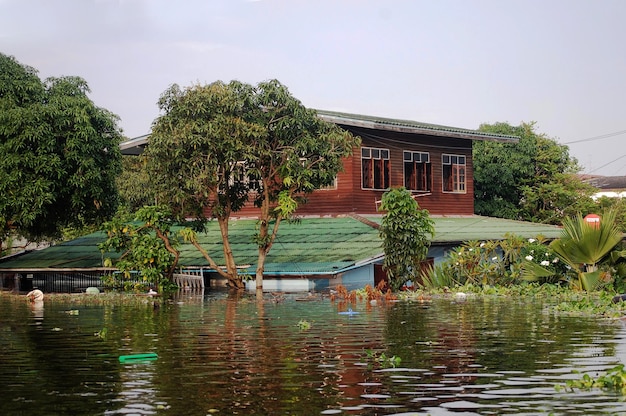 Bekijk landschap stadsgezicht platteland van Bang Bua Thong stad terwijl water overstroming vintage hout huis en overstroming retro houten huis van Thaise mensen op landelijk platteland in Nonthaburi Thailand