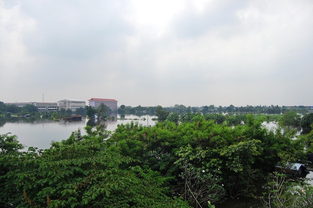 Bekijk landschap stadsgezicht van bang bua thong stad terwijl water overstroming en inundatie weg met thaise mensen wachten hulp redding en donaties op het platteland op 20 oktober 2011 in nonthaburi thailand