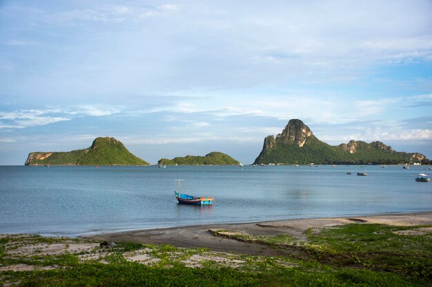 Bekijk landschap zeegezicht en houten vissersboot drijvend in zee wachten vangst vis en zeeleven terwijl 's nachts in de oceaan van Prachuap baai strand aan de Golf van Thailand in Prachuap Khiri Khan Thailand