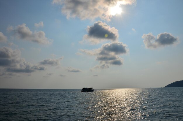 Bekijk landschap zeegezicht en lucht cloudscape in zee oceaan Golf van Thailand voor Thaise mensen en buitenlandse reizigers reizen bezoek rust ontspannen op gezichtspunt van Koh Chang eiland in de provincie Trat van Thailand