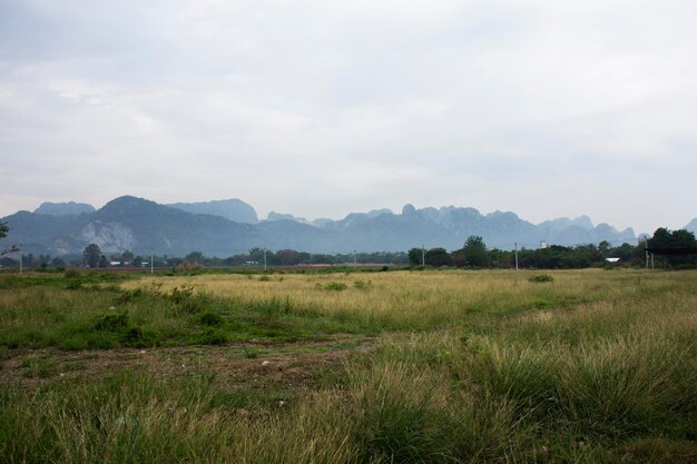 Bekijk landschapsgrasveld met berg en dorpsvallei in de ochtendtijd in de wijk phra phutthabat in de hoofdstad van de provincie saraburi in thailand