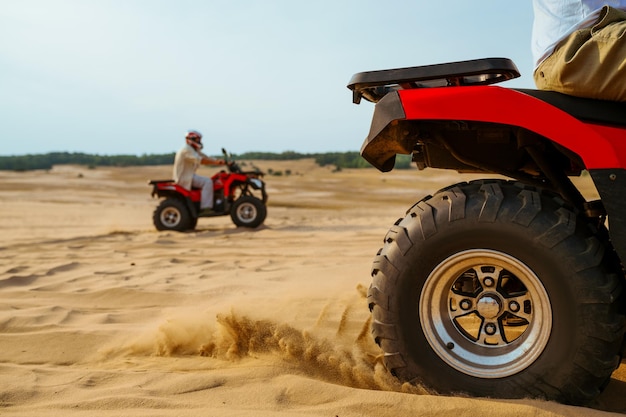 Bekijk op atv wiel, man in helm op achtergrond