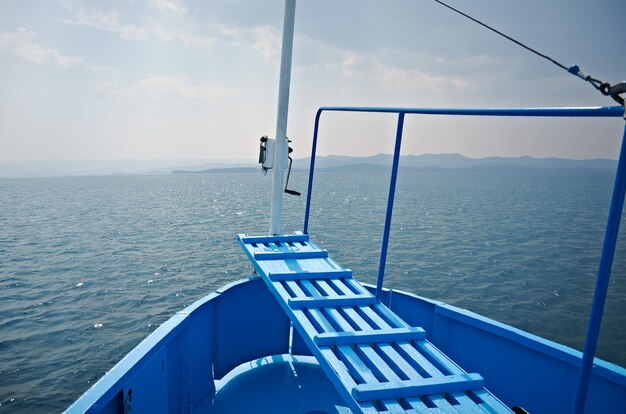 Bekijk op de neus de boot die op het Baikal .meer drijft