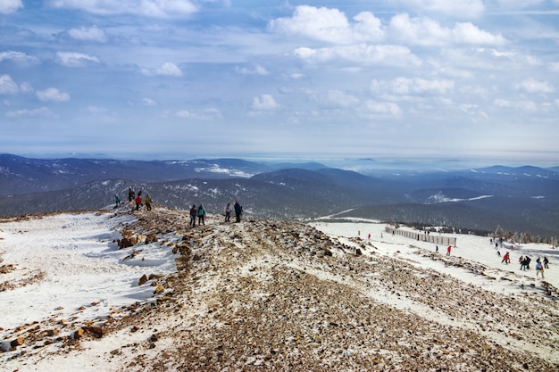 Bekijk op de top mount zelenaya in skigebied sheregesh, siberië, rusland. prachtige winterlandschap.