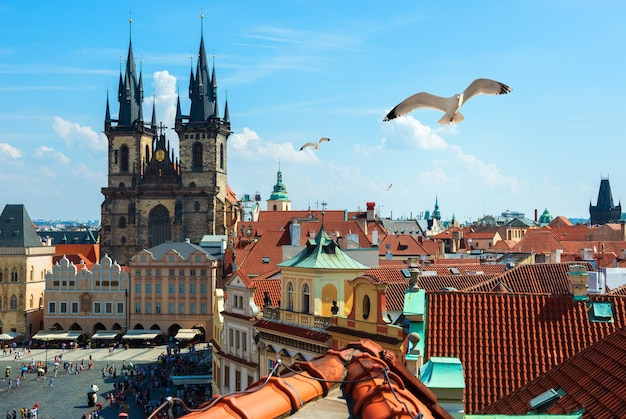 Bekijk op het oude stadsplein van bovenaf op zomerdag, prague