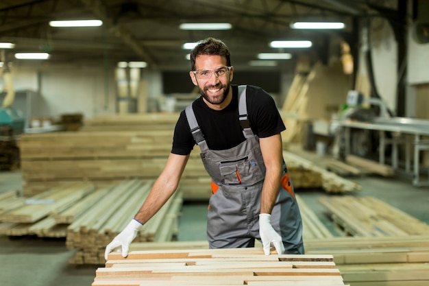 Bekijk op jonge werknemers werkt in een fabriek voor de productie van meubels