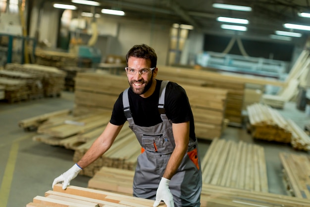 Bekijk op jonge werknemers werkt in een fabriek voor de productie van meubels