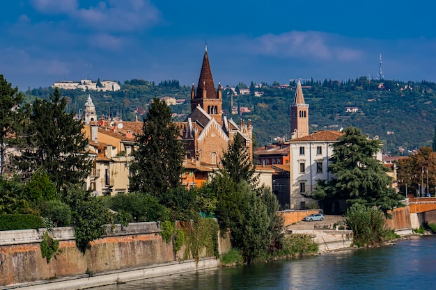 Bekijk oude gebouwen door de rivier de Adige in Verona, Italië