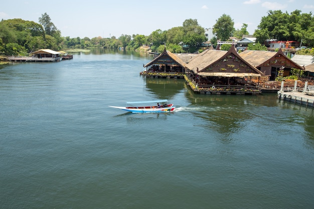 Bekijk Riverside restaurant en de speedboot in de rivier