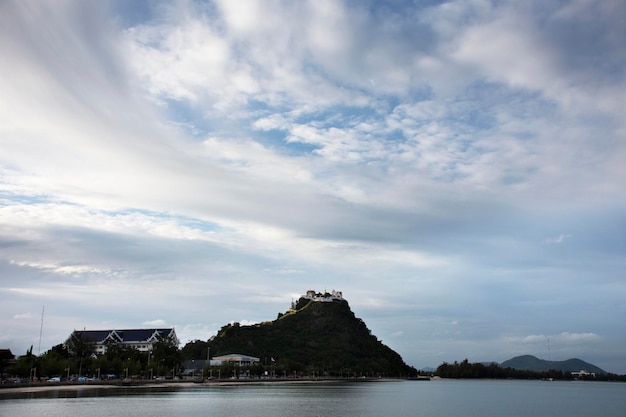 Bekijk stadsgezicht landschap en Wat Thammikaram Worawihan tempel op Khao Chong Krachok berg en vissersboot drijvend wachten vangst zeeleven in Prachuap baai strand in Prachuap Khiri Khan Thailand