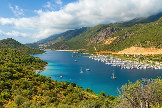 Bekijk turquoise waterhaven in de middellandse zee met jachthaven en jachten in de buurt van kas stad antalya turkije azië