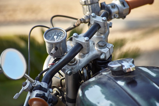 Bekijk uit de eerste hand de rijpositie van een vintage motorfiets