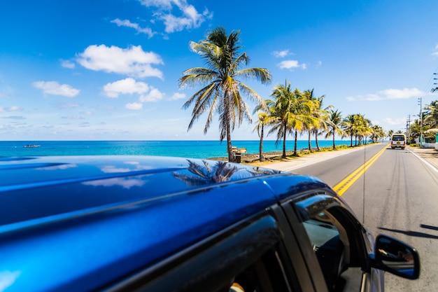 Bekijk van bovenaf een auto op het Caribische eiland SanAndres