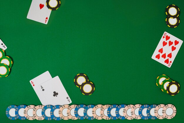 Bekijk van bovenaf met kopie ruimte. Mockup voor bannersjabloonlay-out voor online casino. Groene tafel, bovenaanzicht op de werkplek. banner voor online casino's en gokken