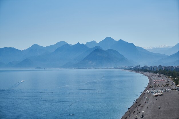 Bekijk van bovenaf naar het prachtige strand