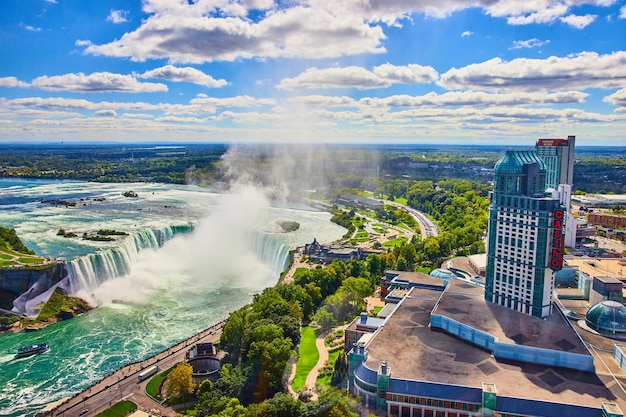 Bekijk van bovenaf van Horseshoe Falls bij Niagara Falls in Canada met Casino en hotel